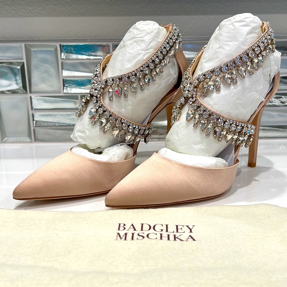 BNIB Badgley Mischka “Glamorous” Pump Size 7